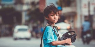 Chuyện cậu bé bán vé số.