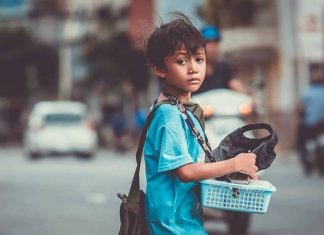 Chuyện cậu bé bán vé số.
